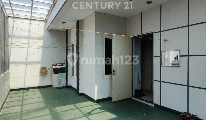 Nice 2-Story House in a Good Location Nice 2-Story House in a Good Location