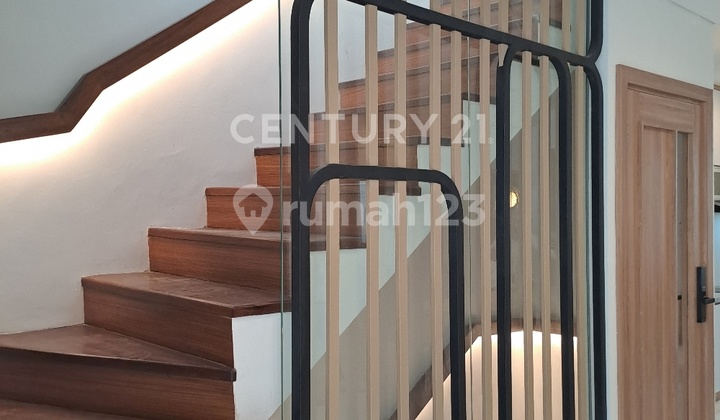 Rumah Cantik Minimalis 3 Lantai di Tebet Jakarta Selatan
