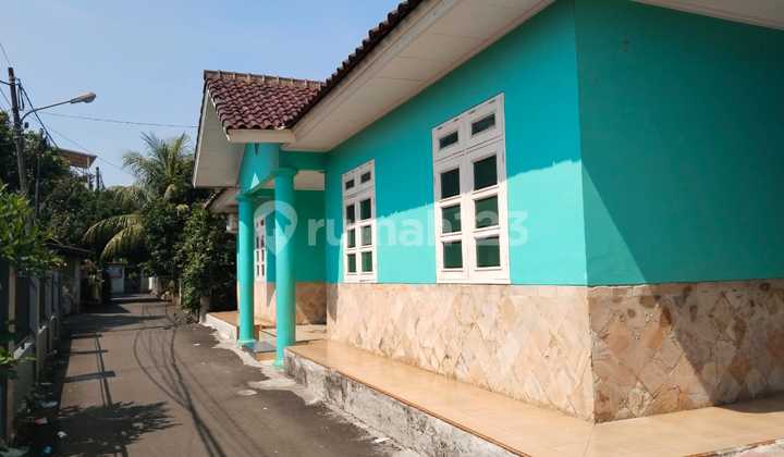 House and spacious 726 m2 garden in strategic Jatiwarna. 2