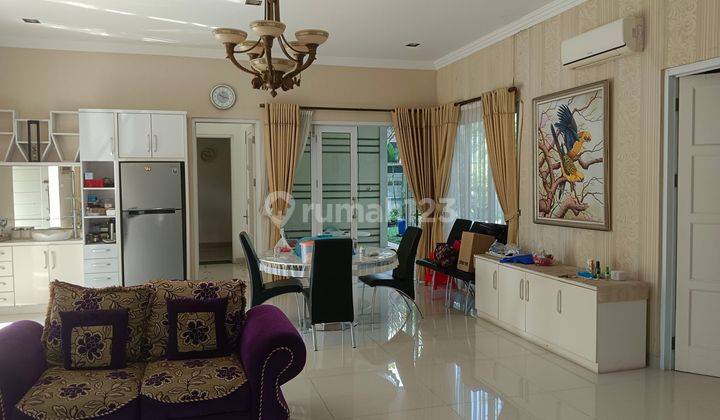 Rumah Hoek minimalis & kolam renang i di Sentul. city  2