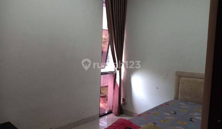 kamar tidur rumah di kompleks griya torina