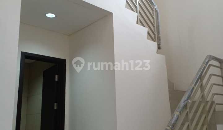 Dijual Cepat Rumah dengan Lokasi Strategis di Cluster Shinano, Jakarta Timur. 028 2