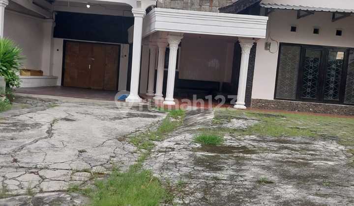 Spacious Residence in the City Center of Solo Spacious Residence in the City Center of Solo