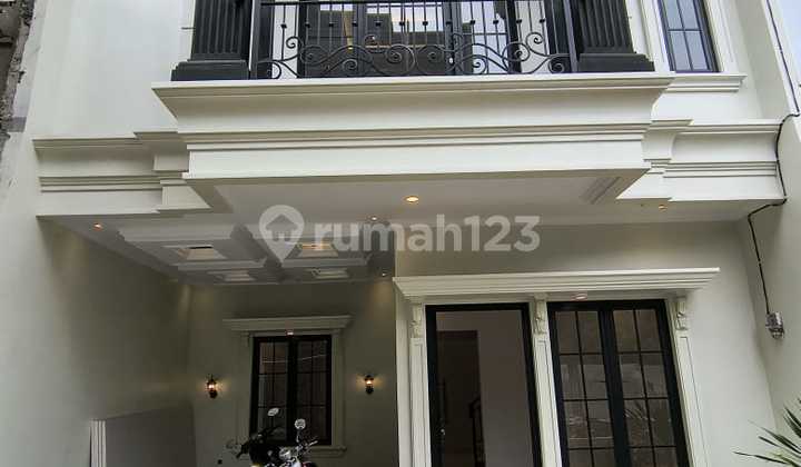 Di Jual Rumah Tiga Lantai Rooftop Mewah Siap Huni