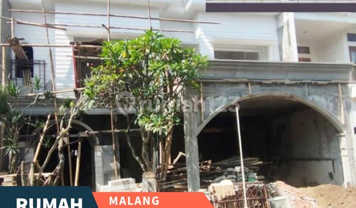 Rumah Gaya American Classic Di Permata Jingga Lowokwaru Malang  1