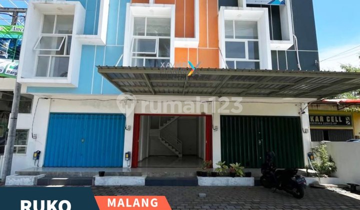 New Modern 2.5-Story Shop House in Tlogowaru, Kedungkandang, Malang New Modern 2.5-Story Shop House in Tlogowaru, Kedungkandang, Malang