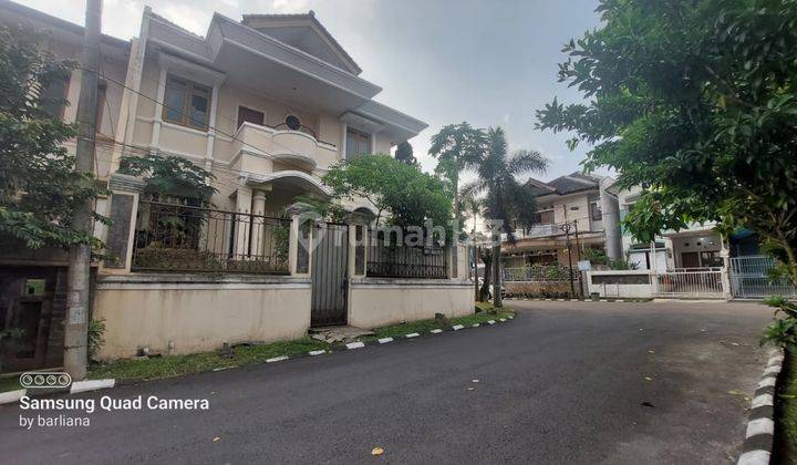 Rumah Besar Hook di Istana Regency Cicendo, Bandung 1