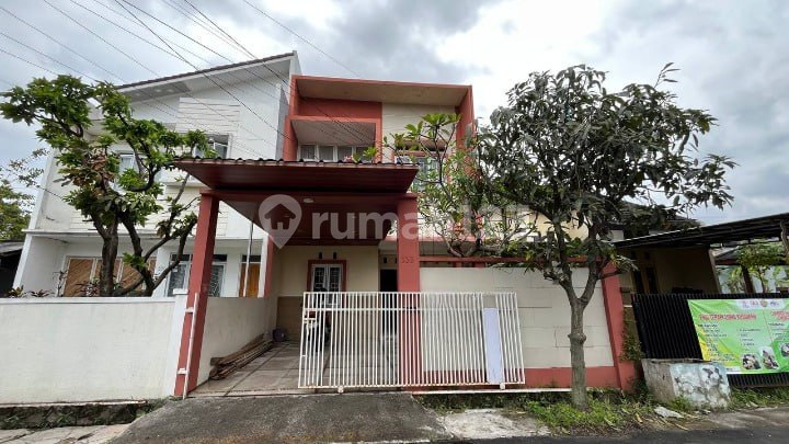 Rumah Modern Terawat Siap Huni LB 180 2 Lantai SHM, di Arcamanik
