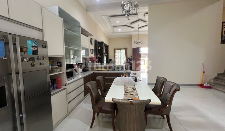 Rumah Klasik Bagus Siap Tinggal di Pusat Kota Dekat Kemana2 SHM Rumah Klasik Bagus Siap Tinggal di Pusat Kota Dekat Kemana2 SHM