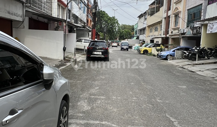 Disewakan Ruko 3 Lantai Daerah Bisnis dan Strategis Disewakan Ruko 3 Lantai Daerah Bisnis dan Strategis