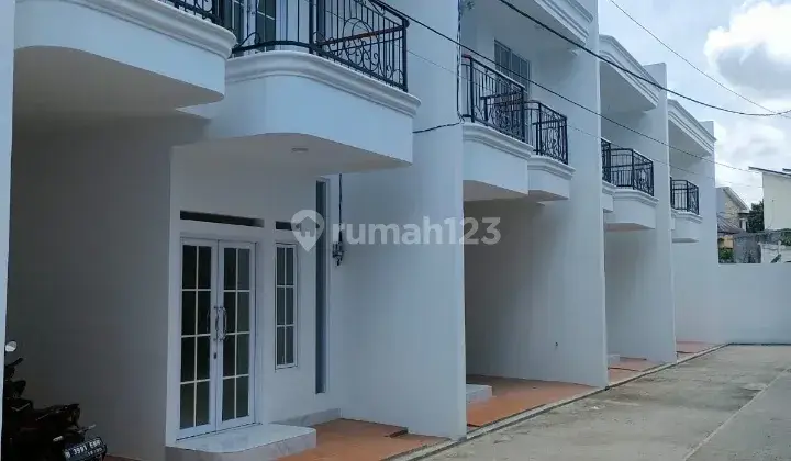 Rumah 2 Lantai Dekat Pintu Tol Desari 1