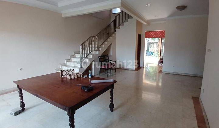 Rumah Bagus 2 Lantaidlm komplek dengan 4 kamar dan swimming pool 2