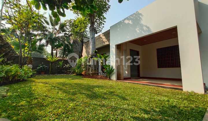 Modern Luxury Residence in a Premium, Safe & Super Strategic Location Modern Luxury Residence in a Premium, Safe & Super Strategic Location