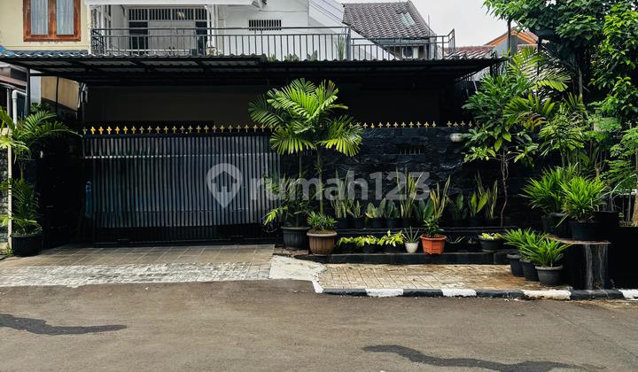 Rumah Dengan Paviliun Di Komplek Terdepan Cinere