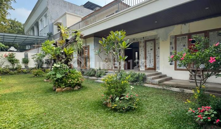 Rumah Mewah Tropical Modern di Adiyaksa Depan Taman, Rare