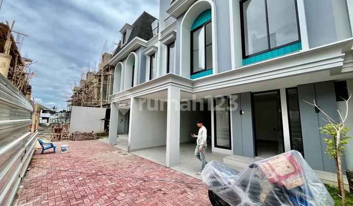Rumah 3 Lantai dengan Roof Garden di Cipayung, 100 Meter dari Taman Kota Cempaka 2