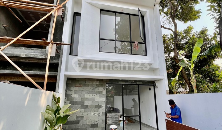 Dijual Rumah 2 Lantai Siap Huni Tanah Besar Dekat Tol 2