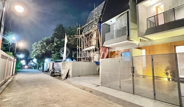 RUMAH 2 LANTAI SIAP HUNI DALAM PERUMAHAN BESAR DEKAT AKSES KENDARAAN UMUM 2