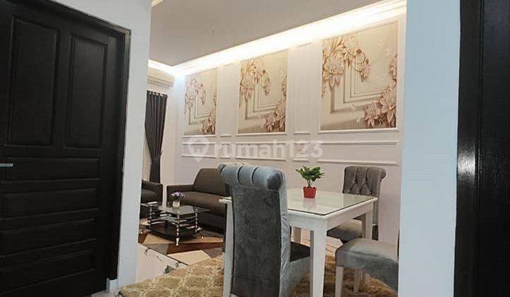 Dijual Rumah 2,5 Lantai Dekat Cibubur Bergaya Classic Eropa 2