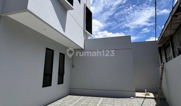 Rumah 2 Lantai  Dan Roof Top Di Cijantung 1 M 2