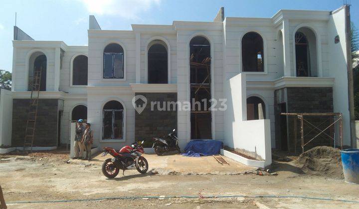 Rumah dalam cluster di jual 1.3M gaya eropa dekat tol cibubur  1