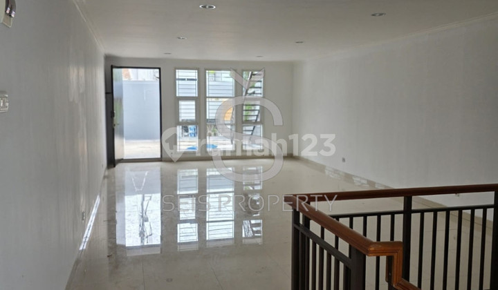 FOR RENT: STRATEGIC SHOPHOUSE READY TO OCCUPY MAIN ROAD JL KOPO BANDUNG CITY 1