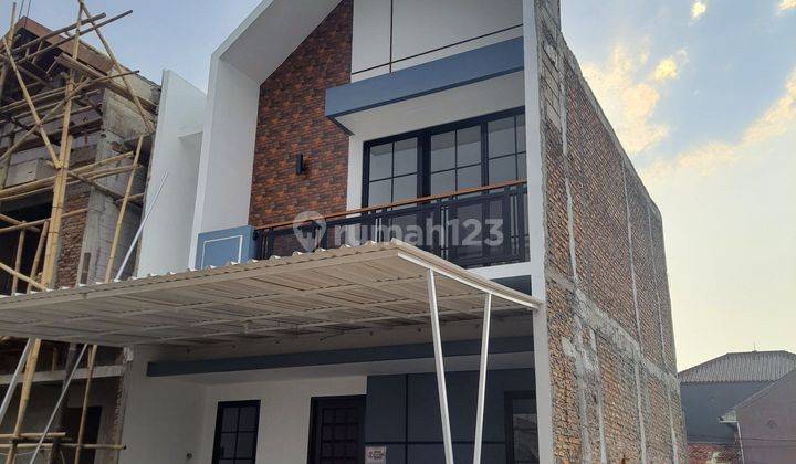 Rumah Pinggir Jalar Utama Di Daerah Cibubur Jakarta Timur 2 Lantai 2