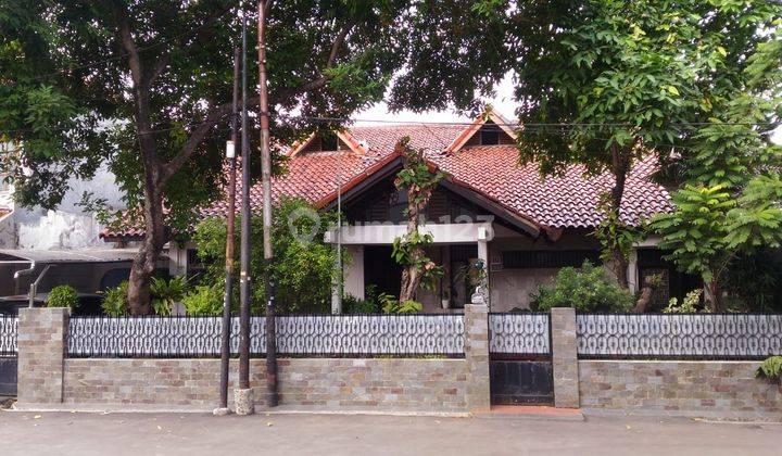 Rumah Klasik di dekat Mall The Park Pejaten. Istimewa dan Terbaik