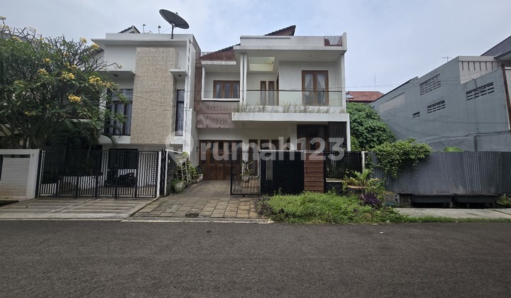 Di Jual Rumah di Pondok Indah, Lokasi Strategis Jalan Lebar (As) 1
