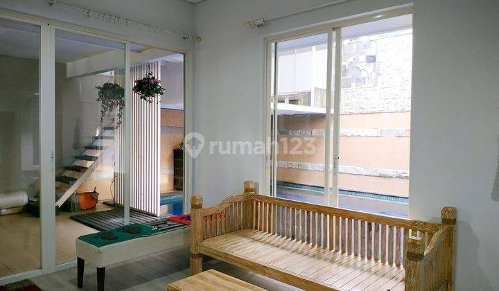 ruang keluarga rumah minimalis 2 lantai forest
