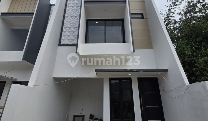 Dijual Rumah 2 Lantai Siap Huni Dekat Grand Depok City