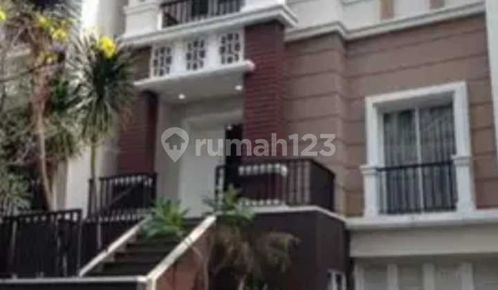 Rumah 5 Kamar di The Villas MOI Kelapa Gading Semi Furnished Harga Miring