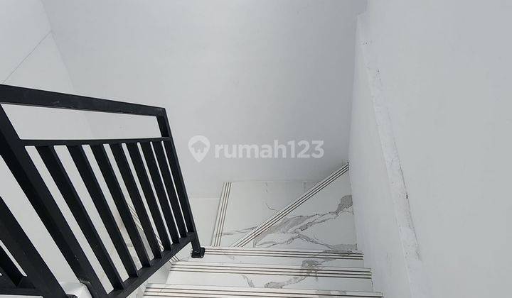 Rumah 2,5 lantai di apit 2 pintu tol cibubur dan cijago selangkah ke LRT 2