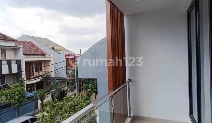 Y360 Terbaru Rumah Modern Akses 2 Mobil di Pondok Kelapa Jakarta Timur