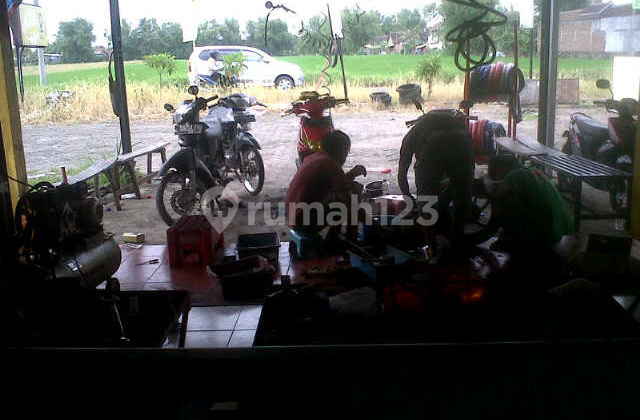 For Sale: Busy and Strategic Motorcycle Workshop Business in Candi, Sidoarjo, Operating Since 2013 2