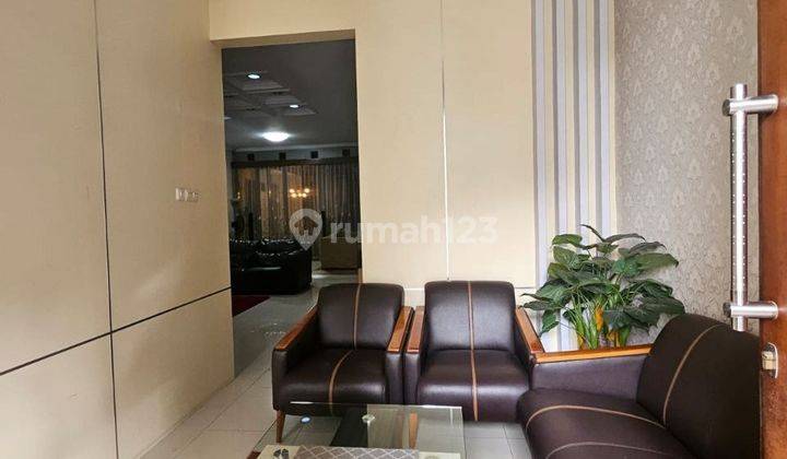 ruang tamu rumah bagus 2 lantai di