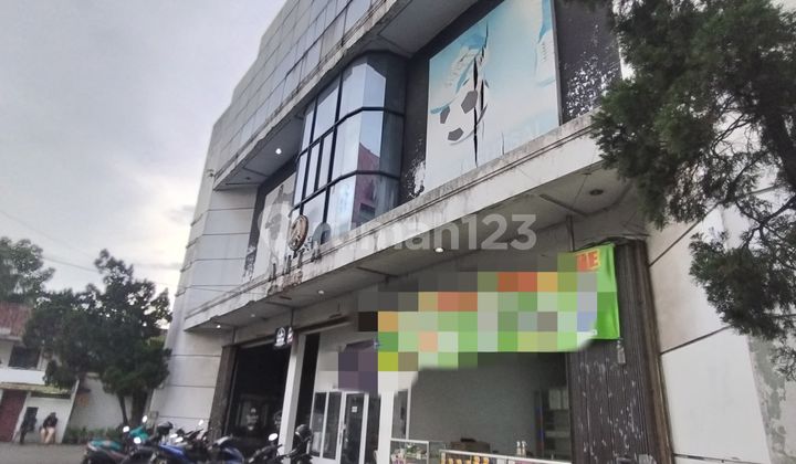 Gedung di Jalan Utama Terusan Jakarta Antapani