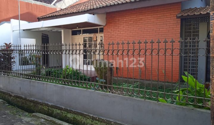 Rumah Lama Terawat di Suryalaya Buah Batu Bandung Rumah Lama Terawat di Suryalaya Buah Batu Bandung