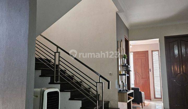 ruang keluarga rumah bagus 2 lantai di