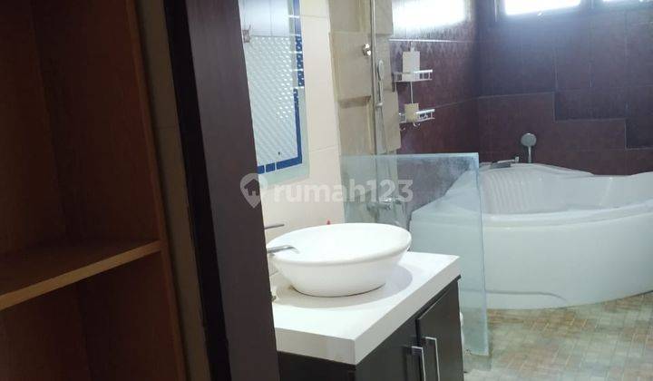 kamar mandi rumah lux full furnished di
