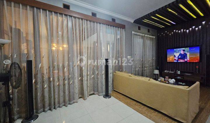 ruang keluarga rumah bagus 2 lantai di