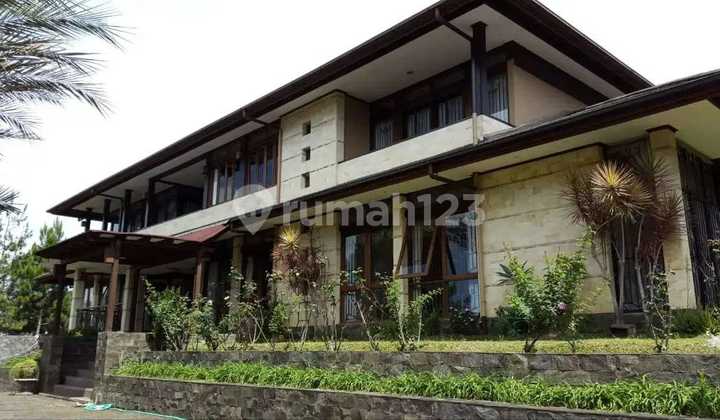 Rumah Mewah di Komplek Setiabudi Regency