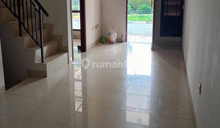 Rumah  Green Lake City 6 X 15 View Taman 1