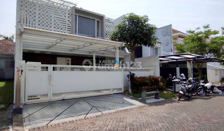 Dijual Rumah Mewah Modern 2 Lantai Furnished di Araya, Malang 1