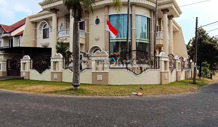 Dijual Rumah Mewah Klasik Full Furnish di Perumahan Elite Araya 1