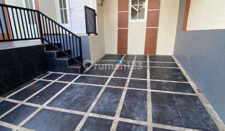 garasi/carport dijual rumah siap huni di