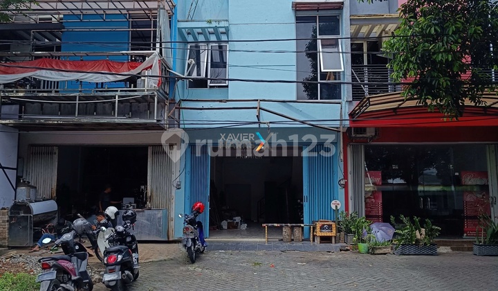 For Sale: 3-Story Shop House Plus Mezzanine Near Jalan Kawi, Klojen Malang.