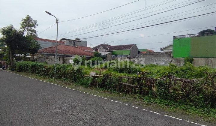 One Step to Ub Land on Bendungan-Bendungan Street, Malang