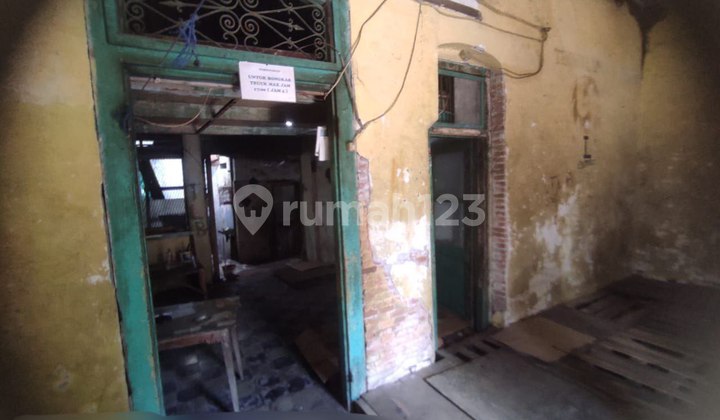 Rumah Hitung Tanah Poros Jalan Raya Peneleh Surabaya 2