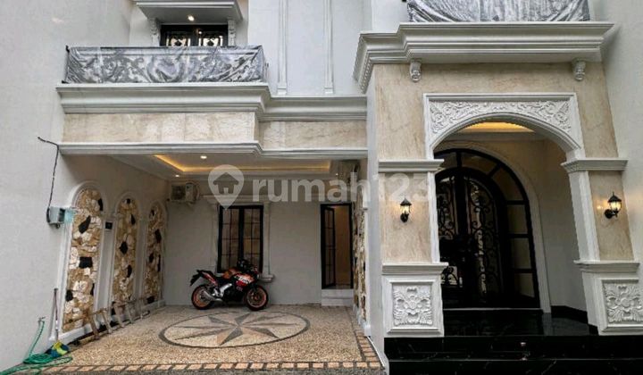 Mbv250 Rumah Mewah American Classic 3 Lt + Rooftop di Jagakarsa,